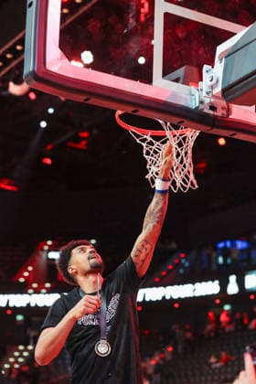 Demarcus Demonia (BMA365 Bamberg Baskets, 08) schneidet das Netz vom Korb ab, GER, BMA365 Bamberg Baskets vs. Alba Berlin, Basketball, BBL Pokal, BMW TOP FOUR, Finale, Saison 2025 2026, 22.02.2026, GER, BMA365 Bamberg Baskets vs. Alba Berlin, Basketball, BBL Pokal, BMW TOP FOUR, Finale, Saison 2025 2026, 22.02.2026 Muenchen Copyright: xEibner-Pressefoto JennixMaulx EP_JML