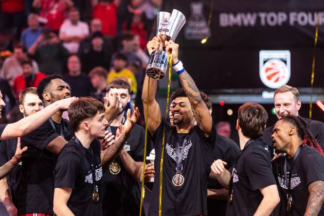 GER, BMW Top Four, Basketball BBL Pokal, Finale, BMA365 Bamberg Baskets - ALBA Berlin. 22.02.2026, SAP Garden, München, GER, BMW Top Four, Basketball BBL Pokal, Finale, BMA365 Bamberg Baskets - ALBA Berlin. Ibi Watson (BMA365 Bamberg Baskets, 2) mit dem BBL-Pokal Foto Alexander Trienitz München SAP Garden Bayern Deutschland