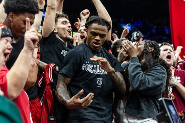 GER, BMW Top Four, Basketball BBL Pokal, Finale, BMA365 Bamberg Baskets - ALBA Berlin. 22.02.2026, SAP Garden, München, GER, BMW Top Four, Basketball BBL Pokal, Finale, BMA365 Bamberg Baskets - ALBA Berlin. Cobe Williams (BMA365 Bamberg Baskets, 24) feiert mit den Fans Foto Alexander Trienitz München SAP Garden Bayern Deutschland