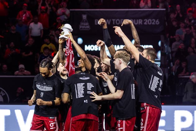 GER, BMW Top Four, Basketball BBL Pokal, Finale, BMA365 Bamberg Baskets - ALBA Berlin. 22.02.2026, SAP Garden, München, GER, BMW Top Four, Basketball BBL Pokal, Finale, BMA365 Bamberg Baskets - ALBA Berlin. MVP Demarcus Demonia (BMA365 Bamberg Baskets, 8) mit dem Team Foto Alexander Trienitz München SAP Garden Bayern Deutschland