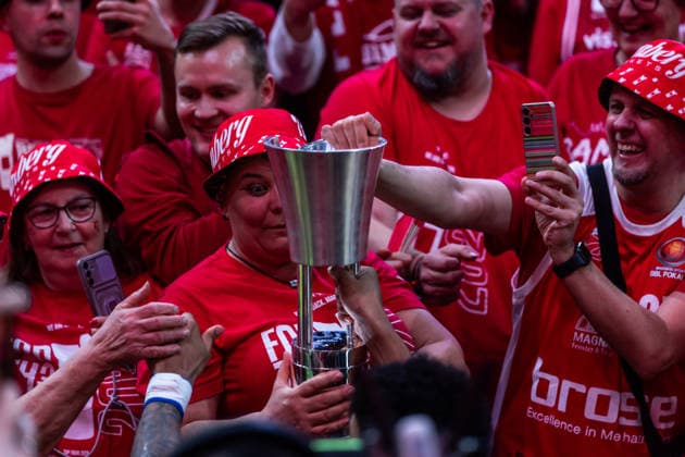GER, BMW Top Four, Basketball BBL Pokal, Finale, BMA365 Bamberg Baskets - ALBA Berlin. 22.02.2026, SAP Garden, München, GER, BMW Top Four, Basketball BBL Pokal, Finale, BMA365 Bamberg Baskets - ALBA Berlin. Fans mit dem BBL-Pokal Foto Alexander Trienitz München SAP Garden Bayern Deutschland