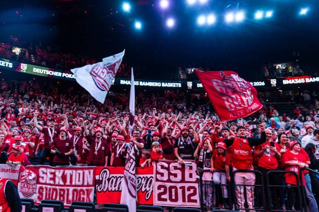 GER, BMW Top Four, Basketball BBL Pokal, Finale, BMA365 Bamberg Baskets - ALBA Berlin. 22.02.2026, SAP Garden, München, GER, BMW Top Four, Basketball BBL Pokal, Finale, BMA365 Bamberg Baskets - ALBA Berlin. Fans von den BMA365 Bamberg Baskets freuen sich über den Sieg Foto Alexander Trienitz München SAP Garden Bayern Deutschland