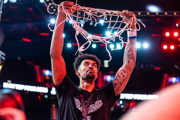 GER, BMW Top Four, Basketball BBL Pokal, Finale, BMA365 Bamberg Baskets - ALBA Berlin. 22.02.2026, SAP Garden, München, GER, BMW Top Four, Basketball BBL Pokal, Finale, BMA365 Bamberg Baskets - ALBA Berlin. Ibi Watson (BMA365 Bamberg Baskets, 2) mit dem Netz Foto Alexander Trienitz München SAP Garden Bayern Deutschland