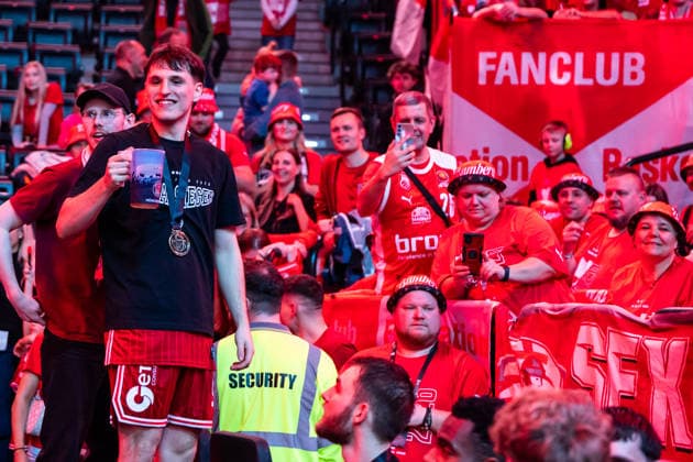 GER, BMW Top Four, Basketball BBL Pokal, Finale, BMA365 Bamberg Baskets - ALBA Berlin. 22.02.2026, SAP Garden, München, GER, BMW Top Four, Basketball BBL Pokal, Finale, BMA365 Bamberg Baskets - ALBA Berlin. Adrian Petkovic (BMA365 Bamberg Baskets, 15) feiert mit den Fans Foto Alexander Trienitz München SAP Garden Bayern Deutschland