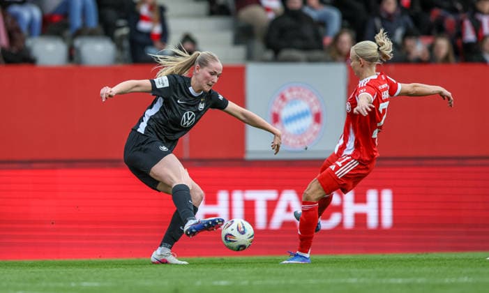 GER, München, FC Bayern München vs Vfl Wolfsburg, Google Pixel Frauen Bundesliga, Fussball, DFB, Spielzeit 2025 2026, FC Bayern Campus, 19. Spieltag im Bild v.l.: Camilla Küver (VfL Wolfsburg Frauen 16), Pernille Harder (Bayern München 21) DFB DFL REGULATIONS PROHIBIT ANY USE OF PHOTOGRAPHS AS IMAGE SEQUENCES AND OR QUASI-VIDEO, 22.02.2026 Copyright: HMBxMedia HendrikxHamelau