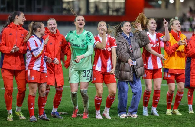 GER, München, FC Bayern München vs Vfl Wolfsburg, Google Pixel Frauen Bundesliga, Fussball, DFB, Spielzeit 2025 2026, FC Bayern Campus, 19. Spieltag im Bild: FC Bayern München Frauen, Freude und Emotionen nach dem Sieg gegen den Vfl Wolfsburg DFB DFL REGULATIONS PROHIBIT ANY USE OF PHOTOGRAPHS AS IMAGE SEQUENCES AND OR QUASI-VIDEO, 22.02.2026 Copyright: HMBxMedia HendrikxHamelau