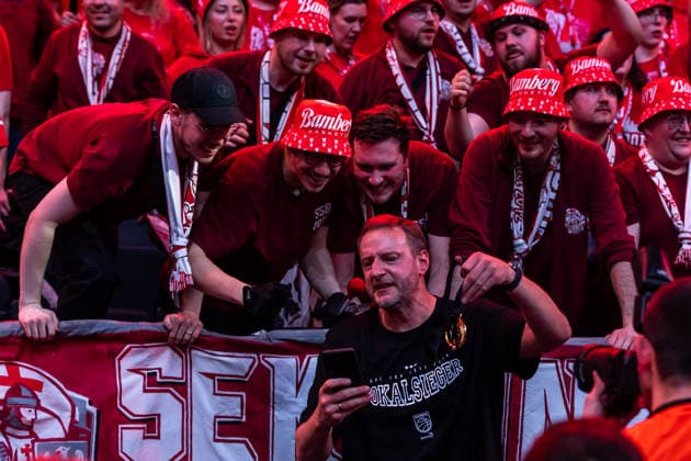 GER, BMW Top Four, Basketball BBL Pokal, Finale, BMA365 Bamberg Baskets - ALBA Berlin. 22.02.2026, SAP Garden, München, GER, BMW Top Four, Basketball BBL Pokal, Finale, BMA365 Bamberg Baskets - ALBA Berlin. Arne Woltmann (Assistant Coach), BMA365 Bamberg Baskets mit Fans Foto Alexander Trienitz München SAP Garden Bayern Deutschland