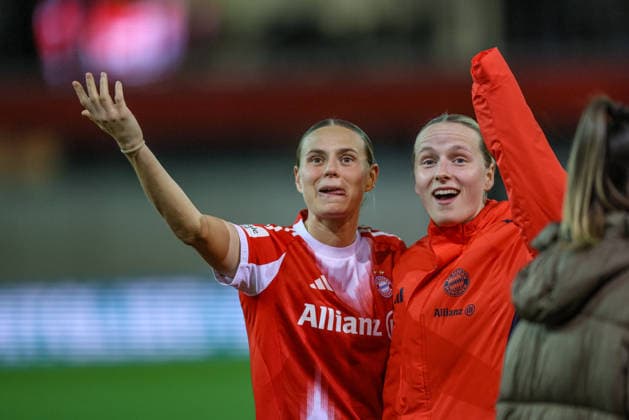 GER, München, FC Bayern München vs Vfl Wolfsburg, Google Pixel Frauen Bundesliga, Fussball, DFB, Spielzeit 2025 2026, FC Bayern Campus, 19. Spieltag im Bild: FC Bayern München Frauen, Freude und Emotionen nach dem Sieg gegen den Vfl Wolfsburg, Klara Bühl (Bayern München Frauen 17), Franziska Kett (Bayern München 20) DFB DFL REGULATIONS PROHIBIT ANY USE OF PHOTOGRAPHS AS IMAGE SEQUENCES AND OR QUASI-VIDEO, 22.02.2026 Copyright: HMBxMedia HendrikxHamelau