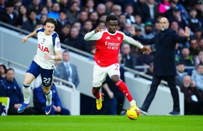 Bukayo Saka of Arsenal gets away from Conor Gallagher of Tottenham Hotspur Tottenham Hotspur v Arsenal, Premier League, Football, Tottenham Hotspur Stadium, London, UK - 22 Feb 2026London Tottenham Hotspur Stadium United Kingdom EDITORIAL USE ONLY No use with unauthorised audio, video, data, fixture lists, club league logos or live services. Online in-match use limited to 120 images, no video emulation. No use in betting, games or single club league player publications. Copyright: xJavierxGarcia Shutterstockx 16681578ct