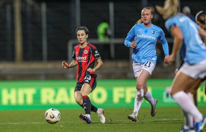 GER, Frankfurt, Eintracht Frankfurt vs SC Freiburg, Google Pixel Bundesliga, Fussball, DFB, Spielzeit 2025 2026, Stadion am Brentanobad, 19. Spieltag im Bild v.l.: Sara Doorsoun (Eintracht Frankfurt Frauen 23), Luca Birkholz (SC Freiburg Frauen 23) DFB DFL REGULATIONS PROHIBIT ANY USE OF PHOTOGRAPHS AS IMAGE SEQUENCES AND OR QUASI-VIDEO, 23.02.2026 Copyright: HMBxMedia HendrikxHamelau