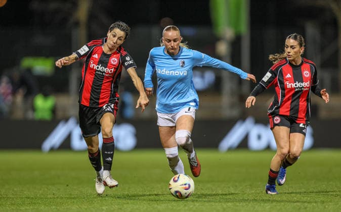 GER, Frankfurt, Eintracht Frankfurt vs SC Freiburg, Google Pixel Bundesliga, Fussball, DFB, Spielzeit 2025 2026, Stadion am Brentanobad, 19. Spieltag im Bild v.l.: Sara Doorsoun (Eintracht Frankfurt Frauen 23), Tessa Blumenberg (SC Freiburg Frauen 7), Zweikampf DFB DFL REGULATIONS PROHIBIT ANY USE OF PHOTOGRAPHS AS IMAGE SEQUENCES AND OR QUASI-VIDEO, 23.02.2026 Copyright: HMBxMedia HendrikxHamelau
