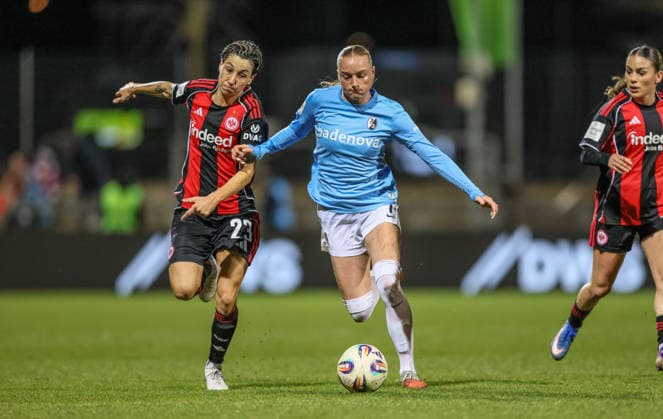 GER, Frankfurt, Eintracht Frankfurt vs SC Freiburg, Google Pixel Bundesliga, Fussball, DFB, Spielzeit 2025 2026, Stadion am Brentanobad, 19. Spieltag im Bild v.l.: Sara Doorsoun (Eintracht Frankfurt Frauen 23), Tessa Blumenberg (SC Freiburg Frauen 7), Zweikampf DFB DFL REGULATIONS PROHIBIT ANY USE OF PHOTOGRAPHS AS IMAGE SEQUENCES AND OR QUASI-VIDEO, 23.02.2026 Copyright: HMBxMedia HendrikxHamelau