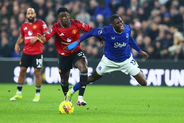Kobbie Mainoo of Manchester United, ManU fouls Thierno Barry of Everton Everton v Manchester United, Premier League, Football, Hill Dickinson Stadium, Liverpool, UK - 23 Feb 2026Liverpool Hill Dickinson Stadium United Kingdom EDITORIAL USE ONLY No use with unauthorised audio, video, data, fixture lists, club league logos or live services. Online in-match use limited to 120 images, no video emulation. No use in betting, games or single club league player publications. Copyright: xPaulxCurrie Shutterstockx 16692802aq