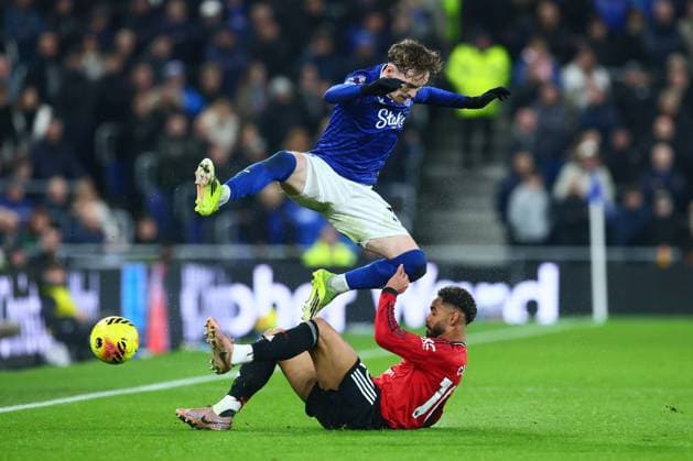 James Garner of Everton and Matheus Cunha of Manchester United, ManU Everton v Manchester United, Premier League, Football, Hill Dickinson Stadium, Liverpool, UK - 23 Feb 2026Liverpool Hill Dickinson Stadium United Kingdom EDITORIAL USE ONLY No use with unauthorised audio, video, data, fixture lists, club league logos or live services. Online in-match use limited to 120 images, no video emulation. No use in betting, games or single club league player publications. Copyright: xPaulxCurrie Shutterstockx 16692802as