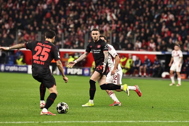 GER, Champions League, Bayer Leverkusen vs Olympiakos Piräus 24.02.2026, BayArena, Leverkusen, GER, Champions League, Bayer Leverkusen vs Olympiakos Piräus im Bild Aleix Garcia (Bayer 04 Leverkusen, 24, schwarz) fordert von Exequiel Palacios (Bayer 04 Leverkusen, 25, schwarz) den Ball