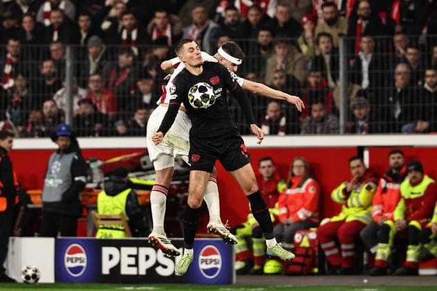 GER, Champions League, Bayer Leverkusen vs Olympiakos Piräus 24.02.2026, BayArena, Leverkusen, GER, Champions League, Bayer Leverkusen vs Olympiakos Piräus im Bild Patrik Schick (Bayer 04 Leverkusen, 14, schwarz) mit dem Kopf Kopfball vor Lorenzo Pirola (Olympiakos Piräus, 05, weiß) am Ball
