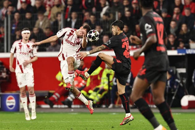 GER, Champions League, Bayer Leverkusen vs Olympiakos Piräus 24.02.2026, BayArena, Leverkusen, GER, Champions League, Bayer Leverkusen vs Olympiakos Piräus im Bild Santiago Hetze (Olympiakos Piräus, 32, weiß) gegen Exequiel Palacios (Bayer 04 Leverkusen, 25, schwarz) mit dem Kopf Kopfball voraus