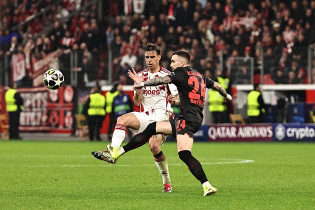 GER, Champions League, Bayer Leverkusen vs Olympiakos Piräus 24.02.2026, BayArena, Leverkusen, GER, Champions League, Bayer Leverkusen vs Olympiakos Piräus im Bild Aleix Garcia (Bayer 04 Leverkusen, 24, schwarz) spitzelt den Ball an Dani Garcia (Olympiakos Piräus, 14, weiß) vorbei