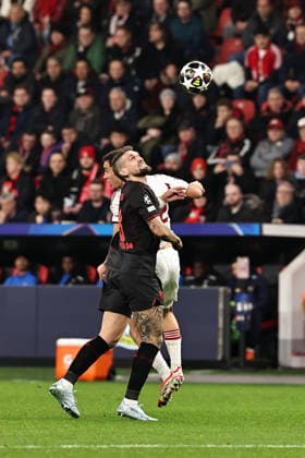 GER, Champions League, Bayer Leverkusen vs Olympiakos Piräus 24.02.2026, BayArena, Leverkusen, GER, Champions League, Bayer Leverkusen vs Olympiakos Piräus im Bild Santiago Hetze (Olympiakos Piräus, 32, weiß) im Kopfball Duell mit Kapitän Robert Andrich (Bayer 04 Leverkusen, 08, schwarz)