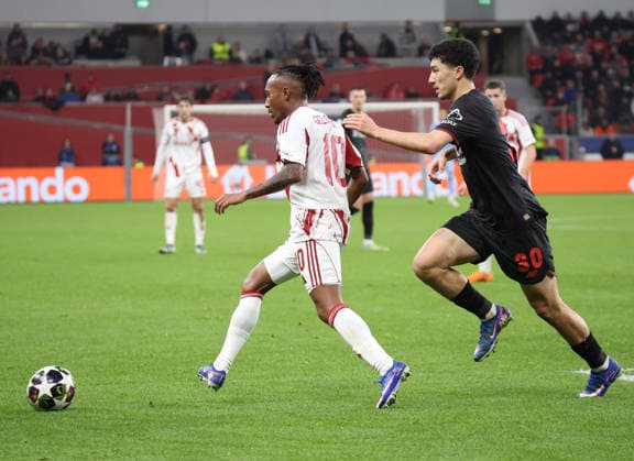 v.l. Gelson Martins (Olympiakos Piraeus 10), Ibrahim Maza (Bayer Leverkusen, 30) GER, Bayer 04 Leverkusen vs. Olympiakos Piraeus, Fussball, Champions League, Play-offs, Rueckspiel, Spielzeit 2025 2026, 24.02.2026 GER, Bayer 04 Leverkusen vs. Olympiakos Piraeus, Fussball, Champions League, Play-offs, Rueckspiel, Spielzeit 2025 2026, 24.02.2026 Leverkusen Copyright: xEibner-Pressefotox xThomasxStoecx EP_TSR