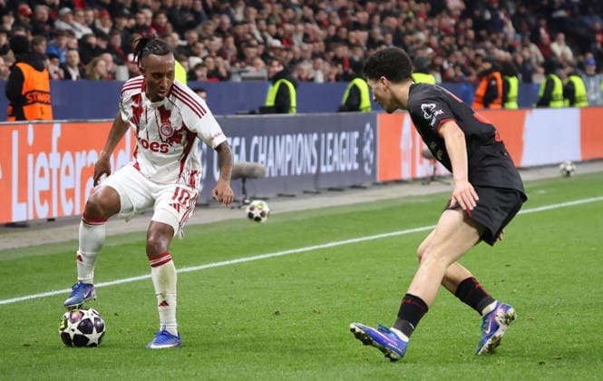 v.l. Gelson Martins (Olympiakos Piraeus 10), Ibrahim Maza (Bayer Leverkusen, 30) GER, Bayer 04 Leverkusen vs. Olympiakos Piraeus, Fussball, Champions League, Play-offs, Rueckspiel, Spielzeit 2025 2026, 24.02.2026 GER, Bayer 04 Leverkusen vs. Olympiakos Piraeus, Fussball, Champions League, Play-offs, Rueckspiel, Spielzeit 2025 2026, 24.02.2026 Leverkusen Copyright: xEibner-Pressefotox xThomasxStoecx EP_TSR