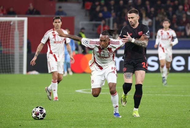 Im Zweikampf v.l. Gelson Martins (Olympiakos Piraeus 10), Aleix Garcia (Bayer Leverkusen, 24) im Hintergrund weitere Spieler von Olympiakos GER, Bayer 04 Leverkusen vs. Olympiakos Piraeus, Fussball, Champions League, Play-offs, Rueckspiel, Spielzeit 2025 2026, 24.02.2026 GER, Bayer 04 Leverkusen vs. Olympiakos Piraeus, Fussball, Champions League, Play-offs, Rueckspiel, Spielzeit 2025 2026, 24.02.2026 Leverkusen Copyright: xEibner-Pressefotox xThomasxStoecx EP_TSR