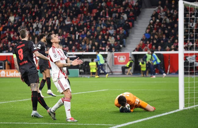 Robert Andrich (Bayer Leverkusen, 08), Dani Garcia (Olympiakos Piraeus 14), Janis Blaswich (Bayer Leverkusen, 28) im Hintergrund Jarell Quansah (Bayer Leverkusen, 04) GER, Bayer 04 Leverkusen vs. Olympiakos Piraeus, Fussball, Champions League, Play-offs, Rueckspiel, Spielzeit 2025 2026, 24.02.2026 GER, Bayer 04 Leverkusen vs. Olympiakos Piraeus, Fussball, Champions League, Play-offs, Rueckspiel, Spielzeit 2025 2026, 24.02.2026 Leverkusen Copyright: xEibner-Pressefotox xThomasxStoecx EP_TSR