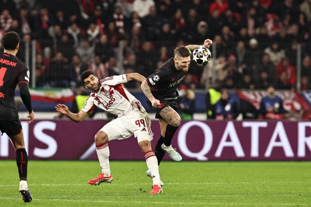 GER, Champions League, Bayer Leverkusen vs Olympiakos Piräus 24.02.2026, BayArena, Leverkusen, GER, Champions League, Bayer Leverkusen vs Olympiakos Piräus im Bild Kapitän Robert Andrich (Bayer 04 Leverkusen, 08, schwarz) beißt die Zähne zusammen ist vor Mehdi Taremi (Olympiakos Piräus, 99, weiß) mit dem Kopf Kopfball am Ball