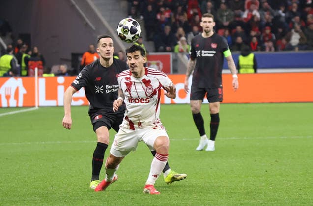 v.l. Lucas Vazques (Bayer Leverkusen, 21), Chiquinho (Olympiakos Piraeus 22) im Hintergrund Robert Andrich (Bayer Leverkusen, 08) GER, Bayer 04 Leverkusen vs. Olympiakos Piraeus, Fussball, Champions League, Play-offs, Rueckspiel, Spielzeit 2025 2026, 24.02.2026 GER, Bayer 04 Leverkusen vs. Olympiakos Piraeus, Fussball, Champions League, Play-offs, Rueckspiel, Spielzeit 2025 2026, 24.02.2026 Leverkusen Copyright: xEibner-Pressefotox xThomasxStoecx EP_TSR