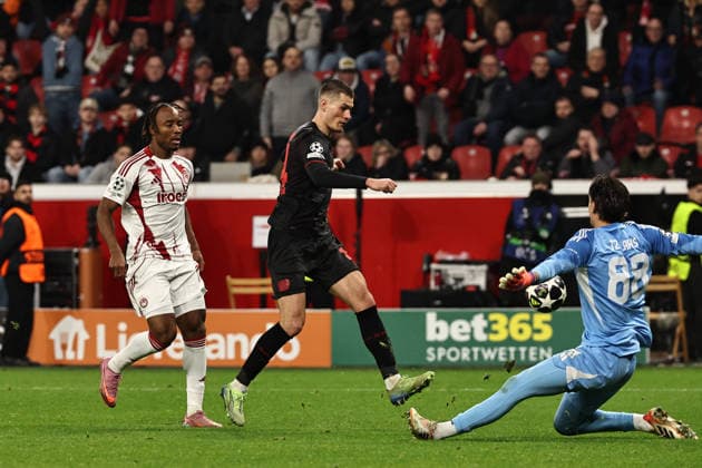 GER, Champions League, Bayer Leverkusen vs Olympiakos Piräus 24.02.2026, BayArena, Leverkusen, GER, Champions League, Bayer Leverkusen vs Olympiakos Piräus im Bild Patrik Schick (Bayer 04 Leverkusen, 14, schwarz) vergibt vor Schlusspfiff Großchance, nachdem Schick Schlussmann Konstantinos Tzolakis (Olympiakos Piräus, 88, hellblau) überwunden hatte