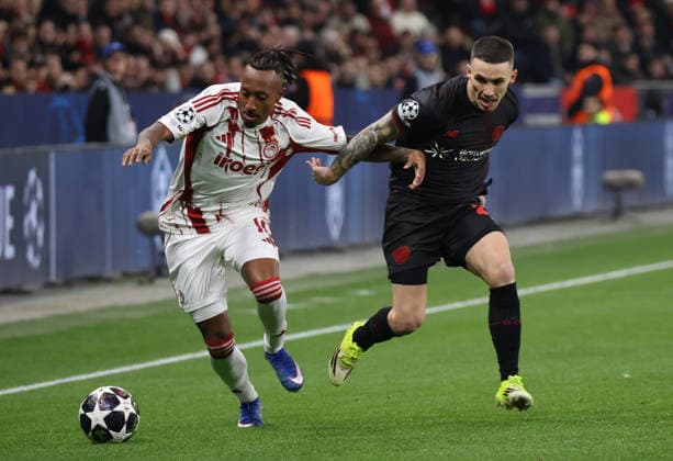 v.l. Gelson Martins (Olympiakos Piraeus 10), Alejandro Grimaldo (Bayer Leverkusen, 20) GER, Bayer 04 Leverkusen vs. Olympiakos Piraeus, Fussball, Champions League, Play-offs, Rueckspiel, Spielzeit 2025 2026, 24.02.2026 GER, Bayer 04 Leverkusen vs. Olympiakos Piraeus, Fussball, Champions League, Play-offs, Rueckspiel, Spielzeit 2025 2026, 24.02.2026 Leverkusen Copyright: xEibner-Pressefotox xThomasxStoecx EP_TSR