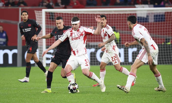 v.l. Jarell Quansah (Bayer Leverkusen, 04), Lucas Vazques (Bayer Leverkusen, 21), Lorenzo Pirola (Olympiakos Piraeus 05), Chiquinho (Olympiakos Piraeus 22), Francisco Ortega (Olympiakos Piraeus 03) GER, Bayer 04 Leverkusen vs. Olympiakos Piraeus, Fussball, Champions League, Play-offs, Rueckspiel, Spielzeit 2025 2026, 24.02.2026 GER, Bayer 04 Leverkusen vs. Olympiakos Piraeus, Fussball, Champions League, Play-offs, Rueckspiel, Spielzeit 2025 2026, 24.02.2026 Leverkusen Copyright: xEibner-Pressefotox xThomasxStoecx EP_TSR