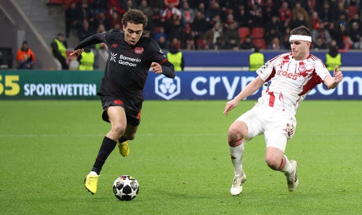 v.l. Montrell Culbreath (Bayer Leverkusen 42), Lorenzo Pirola (Olympiakos Piraeus 05) GER, Bayer 04 Leverkusen vs. Olympiakos Piraeus, Fussball, Champions League, Play-offs, Rueckspiel, Spielzeit 2025 2026, 24.02.2026 GER, Bayer 04 Leverkusen vs. Olympiakos Piraeus, Fussball, Champions League, Play-offs, Rueckspiel, Spielzeit 2025 2026, 24.02.2026 Leverkusen Copyright: xEibner-Pressefotox xThomasxStoecx EP_TSR