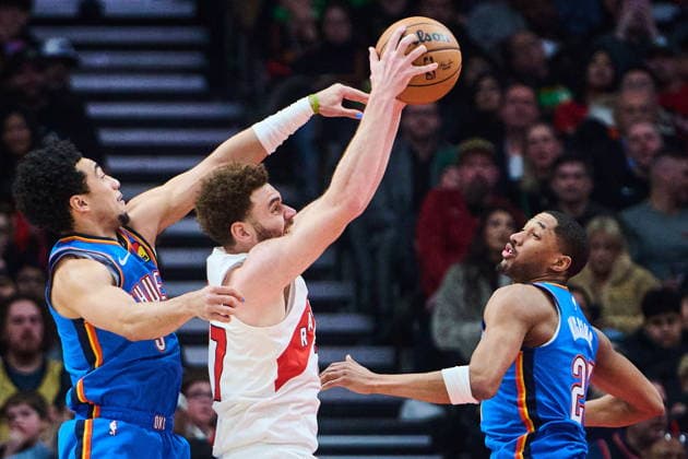 February 24, 2026, Toronto, On, Canada: Toronto Raptors Jamison Battle (centre) is blocked by Oklahoma City Thunder s Jared McCain (3), left, and Aaron Wiggins (21) during first half NBA, Basketball Herren, USA basketball action in Toronto, on Tuesday, Feb. 24, 2026. Canada News - February 24, 2026 - ZUMAc35_ 20260224_zaf_c35_113 Copyright: xSammyxKoganx