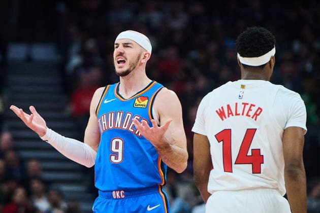 February 24, 2026, Toronto, On, Canada: Oklahoma City Thunder s Alex Caruso (9) passes Toronto Raptors Ja Kobe Walter (14) as he reacts to a call during first half NBA, Basketball Herren, USA basketball action in Toronto, on Tuesday, Feb. 24, 2026. Canada News - February 24, 2026 - ZUMAc35_ 20260224_zaf_c35_114 Copyright: xSammyxKoganx