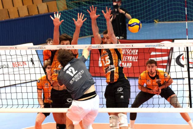 DEU, DVV, 1.VBL, BR Volleys vs. VCO Olympia, 25.02.2026, Hohenschoenhausen, Berlin, DEU, DVV, 1.VBL, BR Volleys vs. VCO Olympia, im Bild Matthew Knigge (BR Volleys 2), Moritz Reichert (BR Volleys 15), Vaehning, Fritz (VC Olympia Berlin 12)