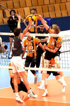 DEU, DVV, 1.VBL, BR Volleys vs. VCO Olympia, 25.02.2026, Hohenschoenhausen, Berlin, DEU, DVV, 1.VBL, BR Volleys vs. VCO Olympia, im Bild Benjamin Kirsch (BR Volleys 8), Fritsche, Leonas (VC Olympia Berlin 16)