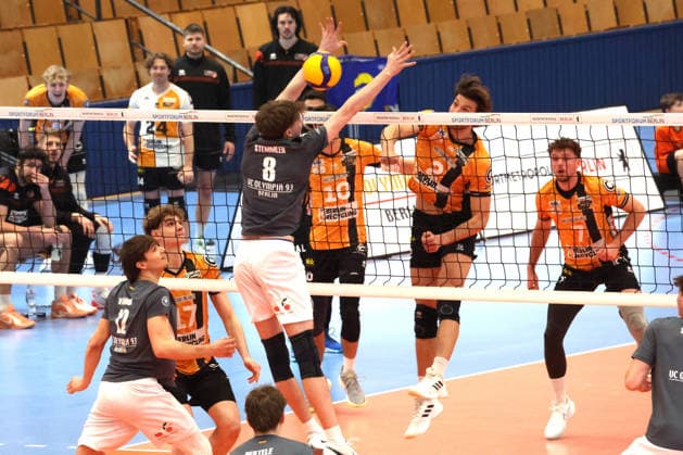 DEU, DVV, 1.VBL, BR Volleys vs. VCO Olympia, 25.02.2026, Hohenschoenhausen, Berlin, DEU, DVV, 1.VBL, BR Volleys vs. VCO Olympia, im Bild Matthew Knigge (BR Volleys 2), Simon Plaskie (BR Volleys 7), Vaehning, Fritz (VC Olympia Berlin 12), Stemmler, Tobias (VC Olympia Berlin 8)
