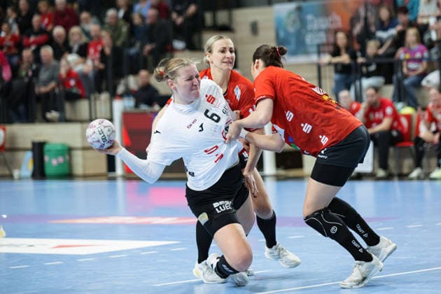 Torhüterin Laura Szabo (Zwickau, 6), Lea Gruber (Halle, 19), Engelina Alida Corona Molenaar (Halle, 7), SV Union Halle-Neustadt vs. BSV Sachsen Zwickau, Alsco Handball Bundesliga Frauen, Saison 2025 26, 18. Spieltag, 25.02.2026 Halle SWH Arena Sachsen-Anhalt Deutschland