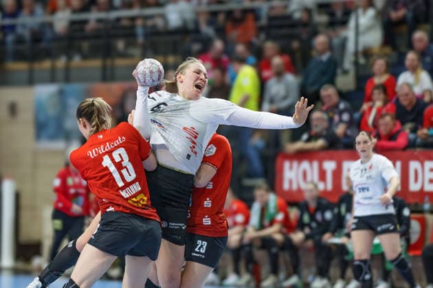 Madeleine Östlund (Halle, 13), Torhüterin Laura Szabo (Zwickau, 6), Marie Polakova (Halle, 23), SV Union Halle-Neustadt vs. BSV Sachsen Zwickau, Alsco Handball Bundesliga Frauen, Saison 2025 26, 18. Spieltag, 25.02.2026 Halle SWH Arena Sachsen-Anhalt Deutschland