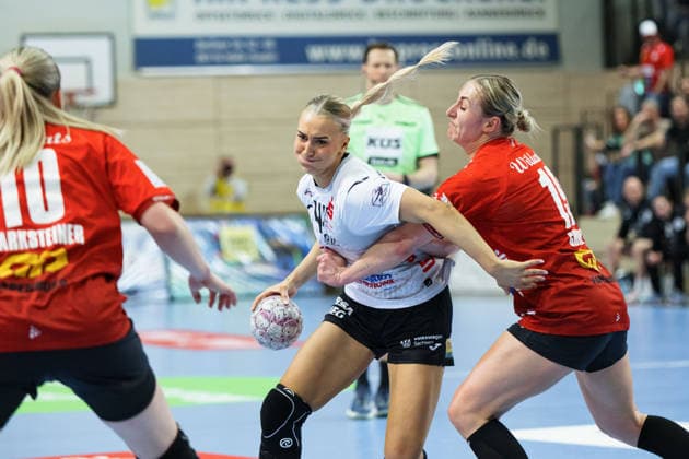 Viktoria Marksteiner (Halle, 10), Julia Niewiadomska (Zwickau, 44), Lea Gruber (Halle, 19), SV Union Halle-Neustadt vs. BSV Sachsen Zwickau, Alsco Handball Bundesliga Frauen, Saison 2025 26, 18. Spieltag, 25.02.2026 Halle SWH Arena Sachsen-Anhalt Deutschland