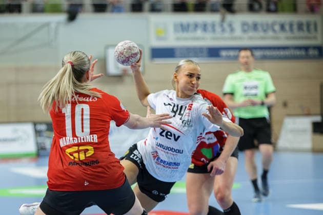 Viktoria Marksteiner (Halle, 10), Julia Niewiadomska (Zwickau, 44), Lea Gruber (Halle, 19), SV Union Halle-Neustadt vs. BSV Sachsen Zwickau, Alsco Handball Bundesliga Frauen, Saison 2025 26, 18. Spieltag, 25.02.2026 Halle SWH Arena Sachsen-Anhalt Deutschland