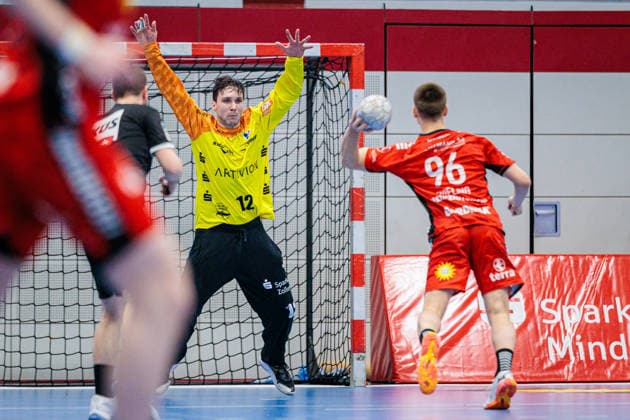 v.l. Daniel Rebmann (HBW Balingen-Weilstetten, 12), Manuel Hoerr (TuS N-Luebbecke, 06) beim Siebenmeter 7 Meter Wurf GER, TuS N-Luebbecke vs. HBW Balingen-Weilstetten, Handball, 2. Bundesliga, 21. Spieltag, Spielzeit 2025 2026, 25.02.2026 GER, TuS N-Luebbecke vs. HBW Balingen-Weilstetten, Handball, 2. Bundesliga, 21. Spieltag, Spielzeit 2025 2026, 25.02.2026 Luebbecke Copyright: xEibner-Pressefoto JanxRollingerx EP_JSK