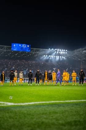 25.02.2026, Atalanta Bergamo vs. Borussia Dortmund, UEFA Champions League, Playoffs-Rückspiel Yan Couto(Borussia Dortmund, 2) Karim Adeyemi (Borussia Dortmund, 27) Samuele Inacio (Borussia Dortmund, 40) Luca Reggiani (Borussia Dortmund, 49) Elias Benkara (Borussia Dortmund, 47) Julian Brandt (Borussia Dortmund, 10) Jobe Bellingham (Borussia Dortmund, 7) Waldemar Anton (Borussia Dortmund, 3) Nico Schlotterbeck (Borussia Dortmund, 4) Julian Brandt (Borussia Dortmund, 10) Maximilian Beier (Borussia Dortmund, 14) Fabio Silva (Borussia Dortmund, 21) Gregor Kobel (Borussia Dortmund, 1) Daniel Svensson (Borussia Dortmund, 24) Alexander Meyer (Borussia Dortmund, 33) Regulations prohibit any use of photographs as image sequences and or quasi video Copyright: xBahhoxKarax