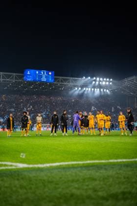 25.02.2026, Atalanta Bergamo vs. Borussia Dortmund, UEFA Champions League, Playoffs-Rückspiel Yan Couto(Borussia Dortmund, 2) Karim Adeyemi (Borussia Dortmund, 27) Samuele Inacio (Borussia Dortmund, 40) Luca Reggiani (Borussia Dortmund, 49) Elias Benkara (Borussia Dortmund, 47) Julian Brandt (Borussia Dortmund, 10) Jobe Bellingham (Borussia Dortmund, 7) Waldemar Anton (Borussia Dortmund, 3) Nico Schlotterbeck (Borussia Dortmund, 4) Julian Brandt (Borussia Dortmund, 10) Maximilian Beier (Borussia Dortmund, 14) Fabio Silva (Borussia Dortmund, 21) Gregor Kobel (Borussia Dortmund, 1) Daniel Svensson (Borussia Dortmund, 24) Alexander Meyer (Borussia Dortmund, 33) Regulations prohibit any use of photographs as image sequences and or quasi video Copyright: xBahhoxKarax