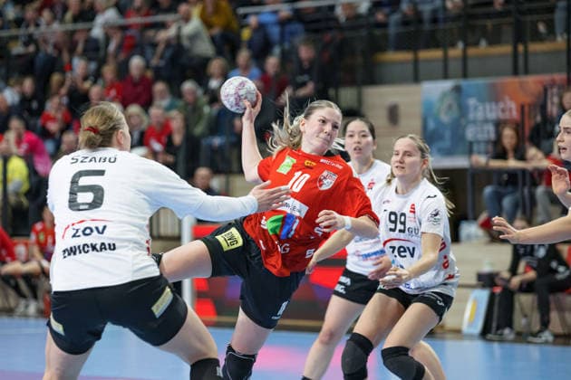 Torhüterin Laura Szabo (Zwickau, 6), Viktoria Marksteiner (Halle, 10), Rome Steverink (Zwickau, 99), SV Union Halle-Neustadt vs. BSV Sachsen Zwickau, Alsco Handball Bundesliga Frauen, Saison 2025 26, 18. Spieltag, 25.02.2026 Halle SWH Arena Sachsen-Anhalt Deutschland