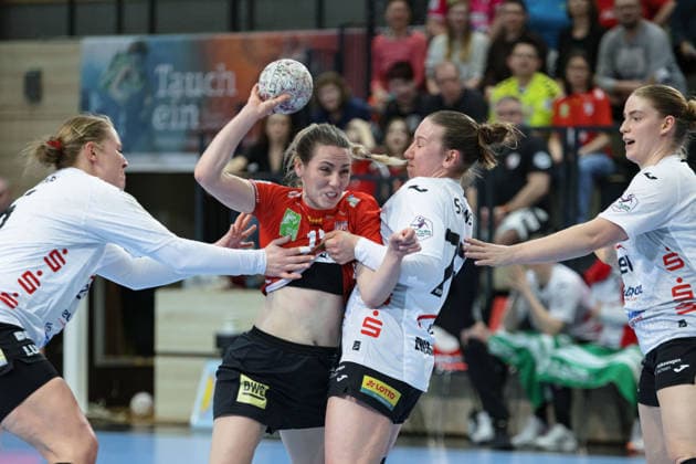 Torhüterin Laura Szabo (Zwickau, 6), Madeleine Östlund (Halle, 13), <bsv79<, Charlotte Kähr (Zwickau, 17), SV Union Halle-Neustadt vs. BSV Sachsen Zwickau, Alsco Handball Bundesliga Frauen, Saison 2025 26, 18. Spieltag, 25.02.2026 Halle SWH Arena Sachsen-Anhalt Deutschland