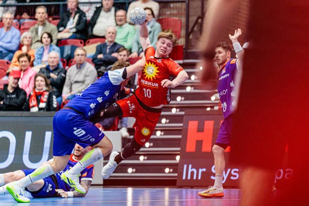v.l. Bennet Strobel (HBW Balingen-Weilstetten, 11), Tjorven Sturhahn (TuS N-Luebbecke, 10) GER, TuS N-Luebbecke vs. HBW Balingen-Weilstetten, Handball, 2. Bundesliga, 21. Spieltag, Spielzeit 2025 2026, 25.02.2026 GER, TuS N-Luebbecke vs. HBW Balingen-Weilstetten, Handball, 2. Bundesliga, 21. Spieltag, Spielzeit 2025 2026, 25.02.2026 Luebbecke Copyright: xEibner-Pressefoto JanxRollingerx EP_JSK