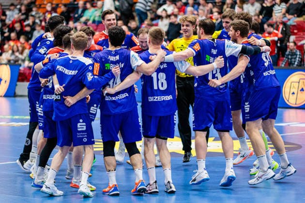 Die Mannschaft von HBW Balingen-Weilstetten jubelt freut sich nach 25:27 Sieg GER, TuS N-Luebbecke vs. HBW Balingen-Weilstetten, Handball, 2. Bundesliga, 21. Spieltag, Spielzeit 2025 2026, 25.02.2026 GER, TuS N-Luebbecke vs. HBW Balingen-Weilstetten, Handball, 2. Bundesliga, 21. Spieltag, Spielzeit 2025 2026, 25.02.2026 Luebbecke Copyright: xEibner-Pressefoto JanxRollingerx EP_JSK