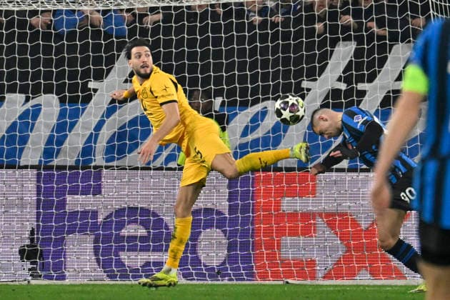 RAMY BENSEBAINI, Borussia Dortmund, hit, colpisce, NIKOLA KRSTOVIC, Atalanta, Champions League 2025-26, Atalanta-Borussia Dortmund 4-1, azione, action, contrasto CHAMPIONS LEAGUE 2025-26 ATALANTA-BORUSSIA DORTMUND 4-1